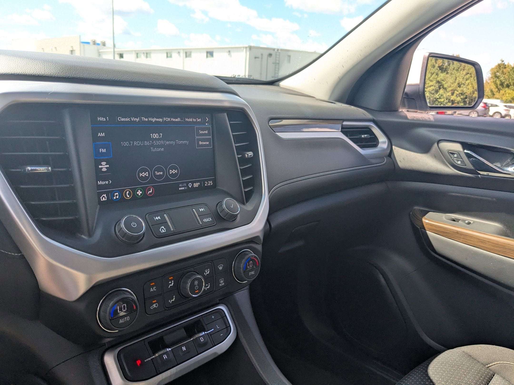 2023 GMC Acadia SLE