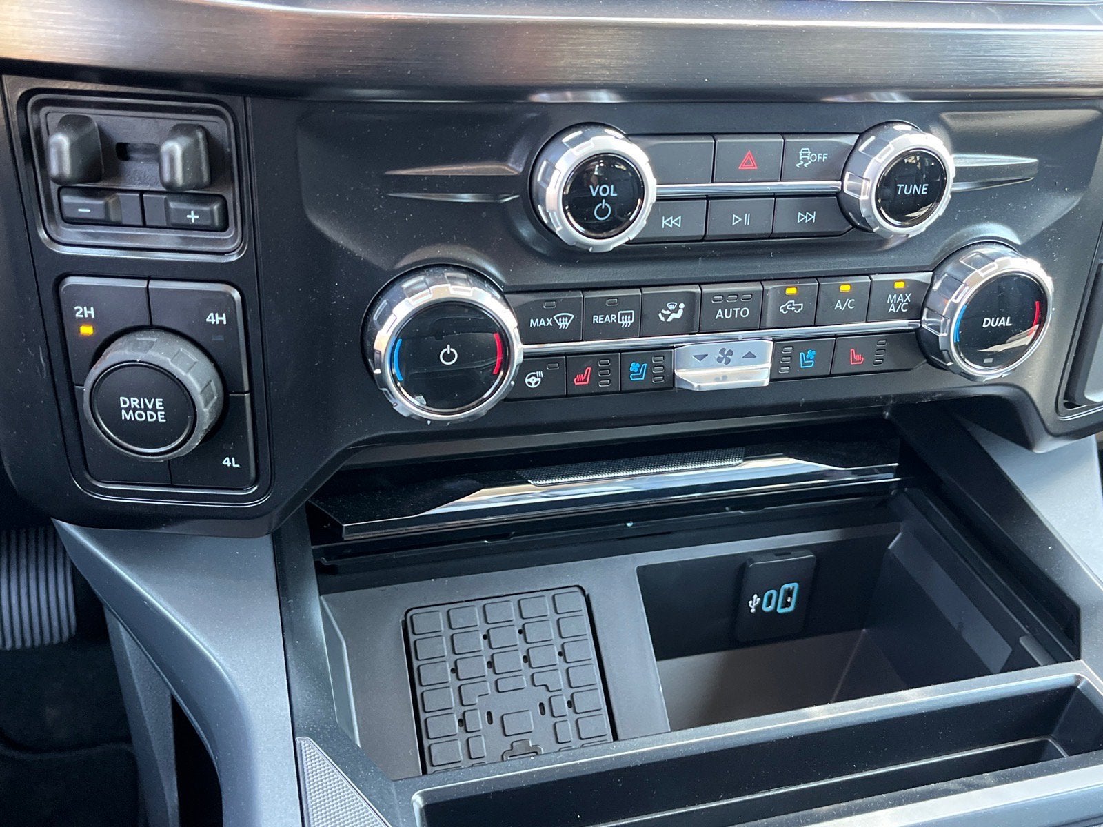 2026 Ford Super Duty F-550 DRW Lariat DRW