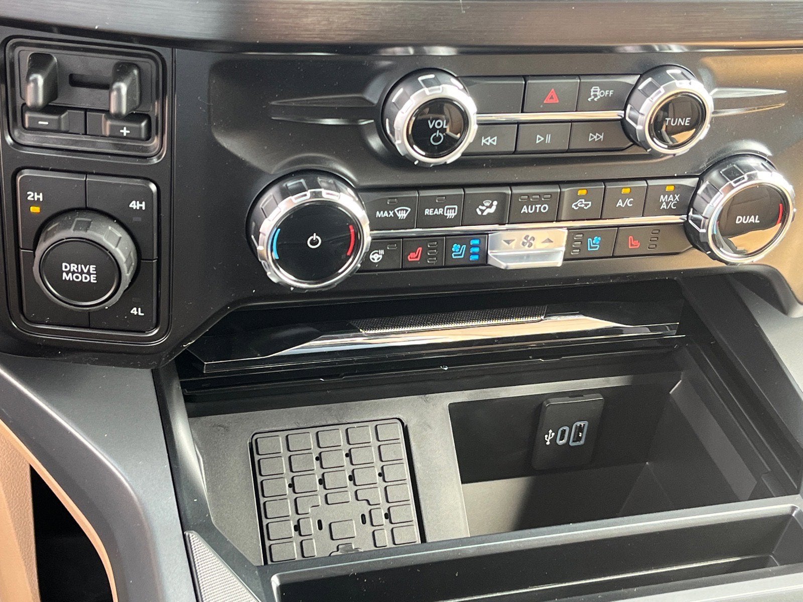 2026 Ford Super Duty F-550 DRW Lariat DRW