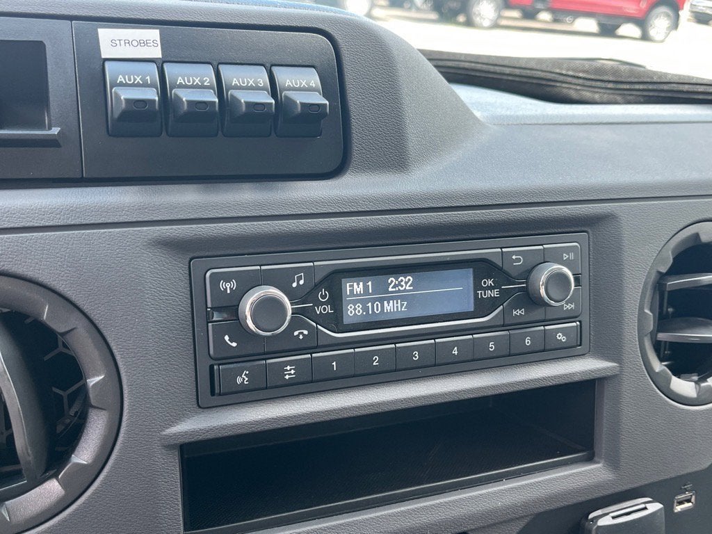 2025 Ford E-Series Cutaway E-350 SRW