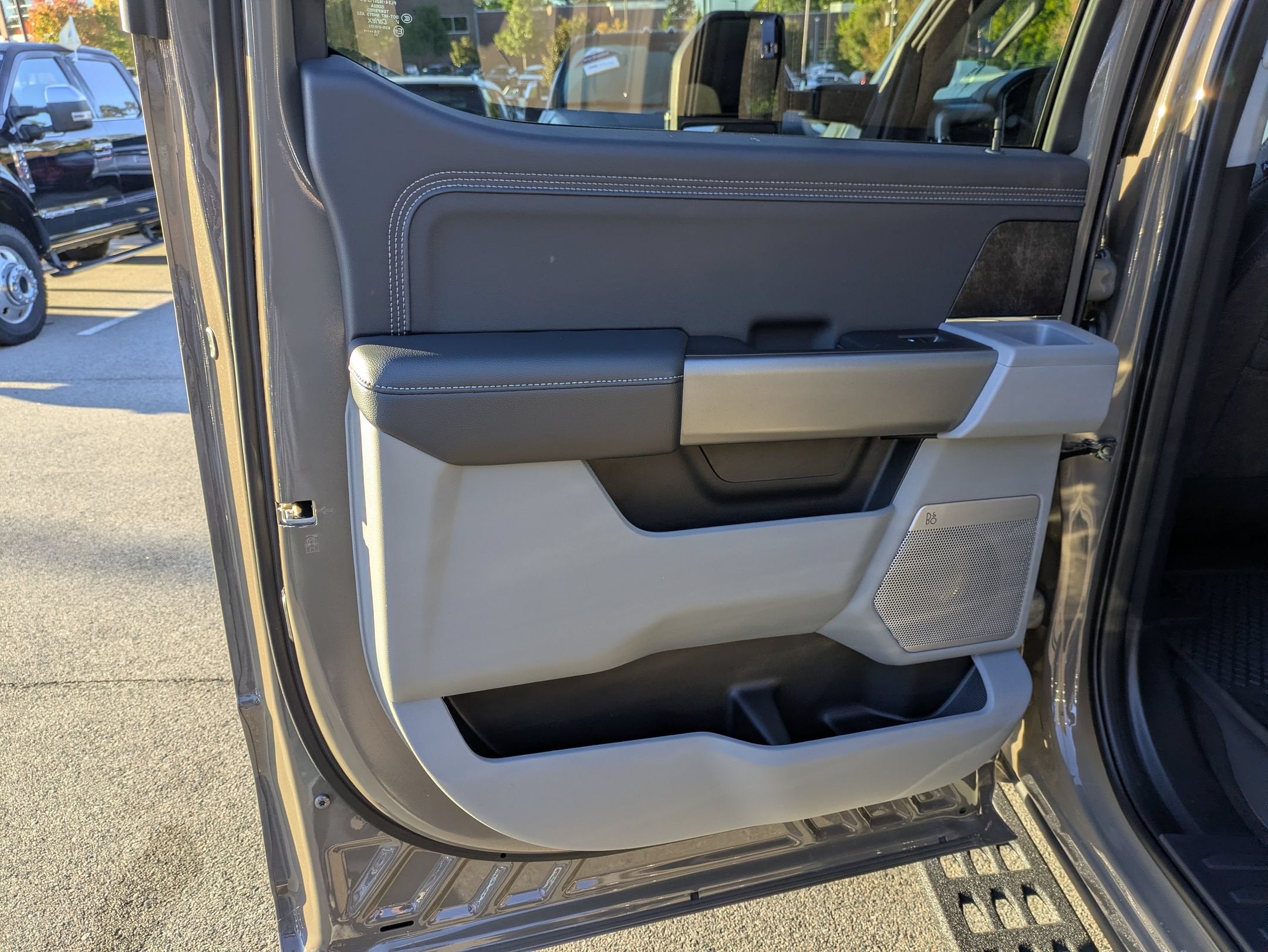 2027 Ford Super Duty F-350 SRW XLT